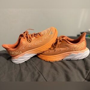 Hoka Arahi 6